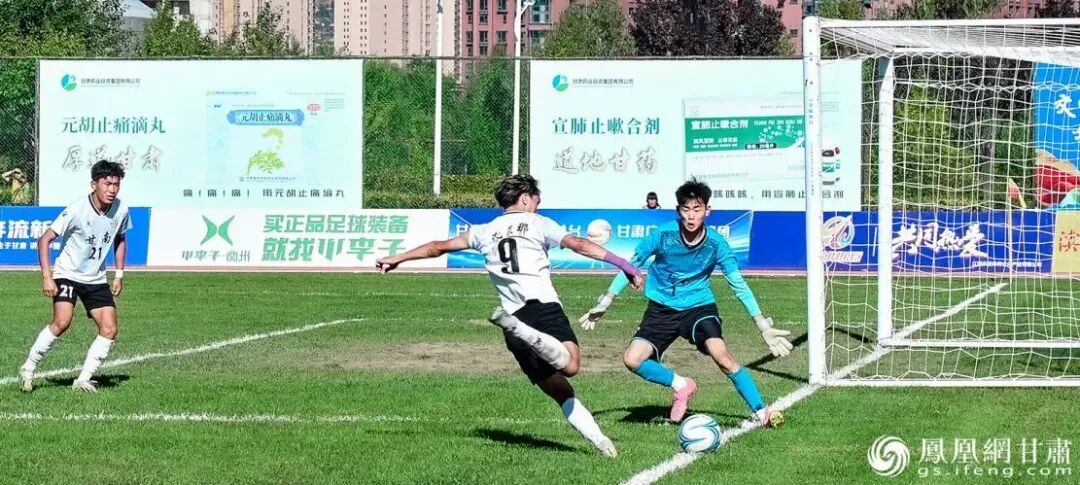 甘肅藥業(yè)集團兩大拳頭產(chǎn)品廣告牌亮相隴城廠超決賽賽場 李德宇 攝